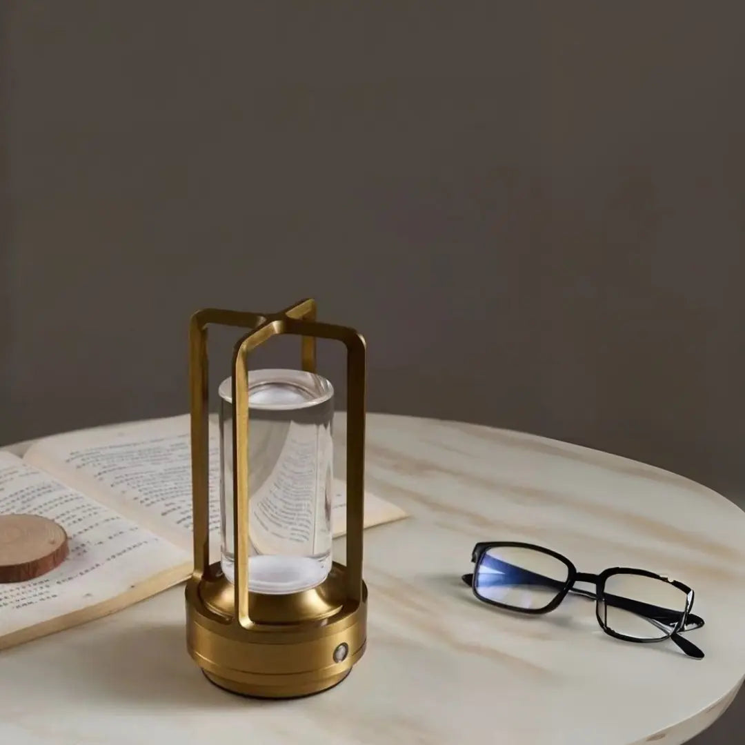 Vegas Gold Masa Lambası – Dokunmatik, USB Şarjlı, 3 Kademeli Işık, Modern Tasarım